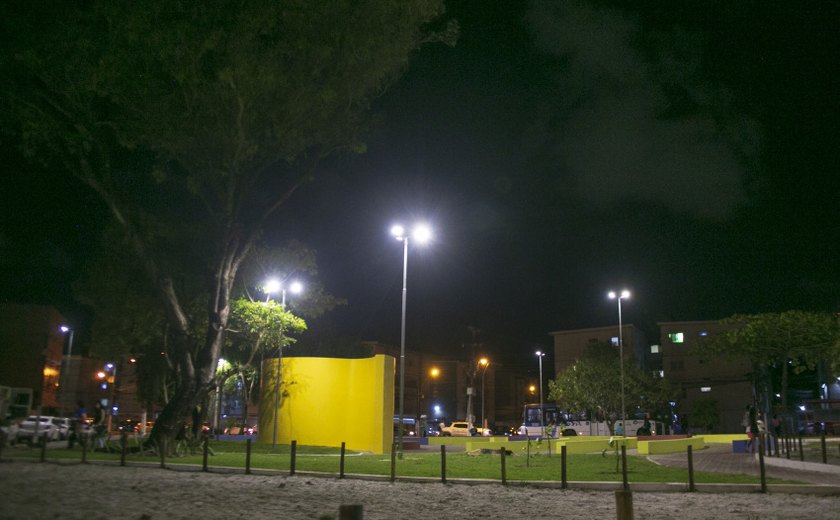 Praça da Bíblia ganha nova iluminação com tecnologia em LED na Jatiúca