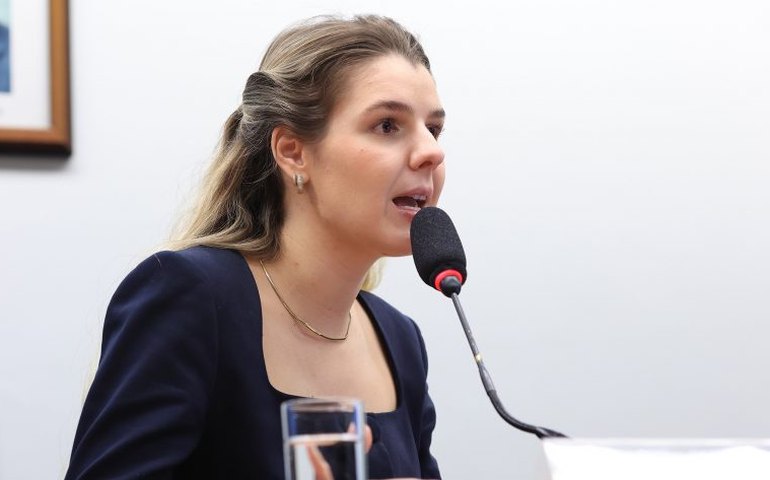 Comissão aprova projeto sobre reutilização e descarte por escolas dos livros didáticos