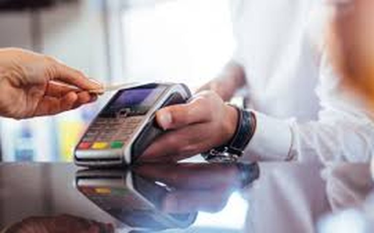 Compras com cartão no exterior serão cobradas conforme a taxa de câmbio do dia