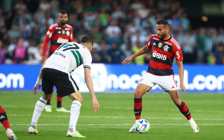 Flamengo sobe para terceiro na tabela