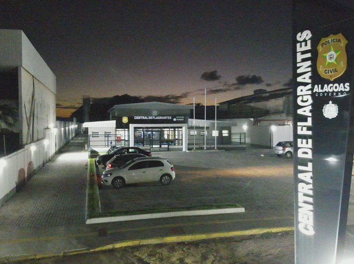 Homem é conduzido à Central de Flagrantes por furto de celular em colégio de Maceió