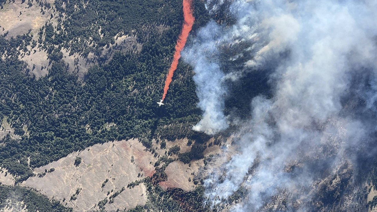 Quase 30 mil pessoas deixam suas casas em meio a incêndio florestal