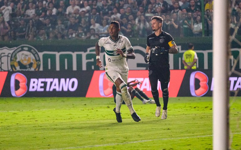 Coritiba bate o Goiás, desencanta no Brasileiro e ajuda o Corinthians