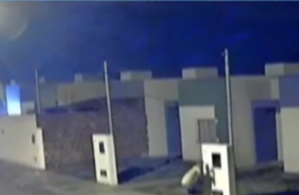 Homem puxa fios a partir da caixa onde ficaria o contador de energia / Foto: Imagem: Reprodução/TV Atalaia
