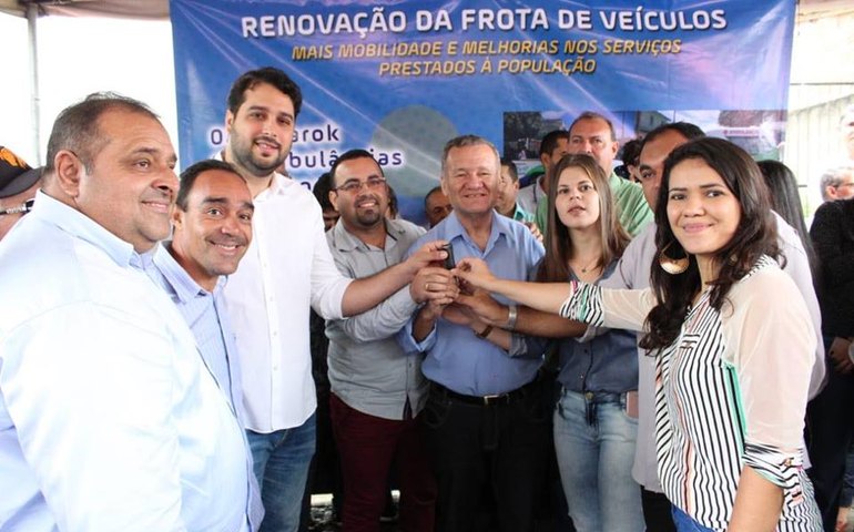 Prefeito Arthur Freitas entrega novos veículos e reforça a frota de Santana do Mundaú