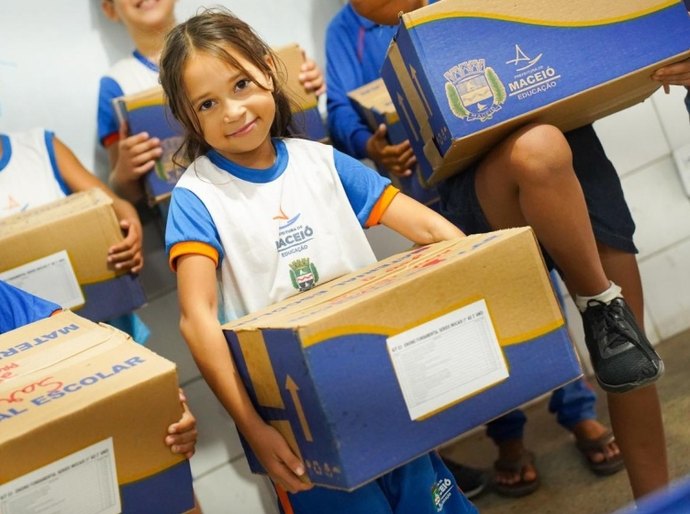 Educação distribui 6.932 kits escolares, materiais pedagógicos e equipamentos
