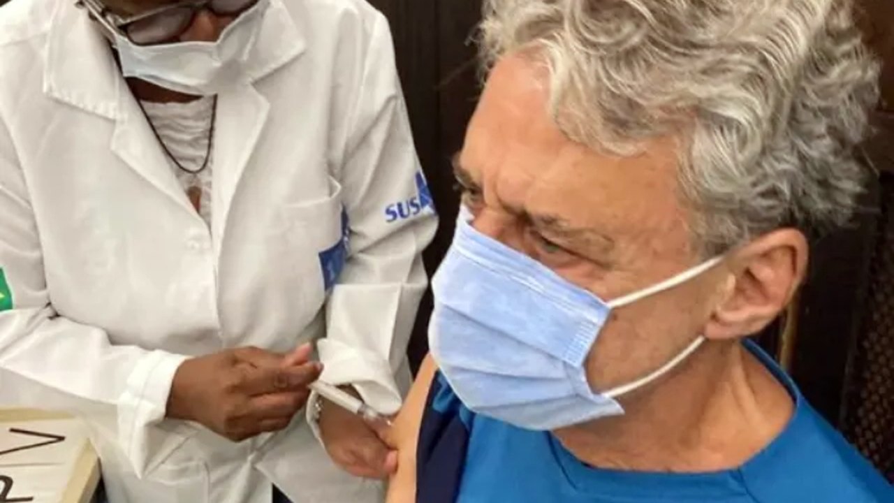 ‘Vacinem-se. Viva o SUS’, diz Chico Buarque após ser imunizado contra a covid-19