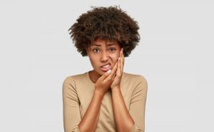 Dentista alerta como identificar e corrigir o problema da mastigação errada