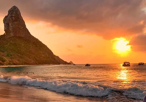 Passageiros retidos em Fernando de Noronha deixam a ilha