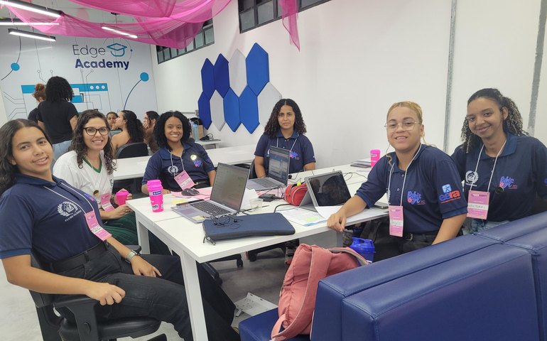 Estudantes da rede estadual participam de maratona de inovação voltada para mulheres