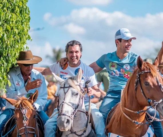 Isnaldo Bulhões participa de cavalgada em homenagem a Demor Targino e celebra tradição de mais de 70 anos
