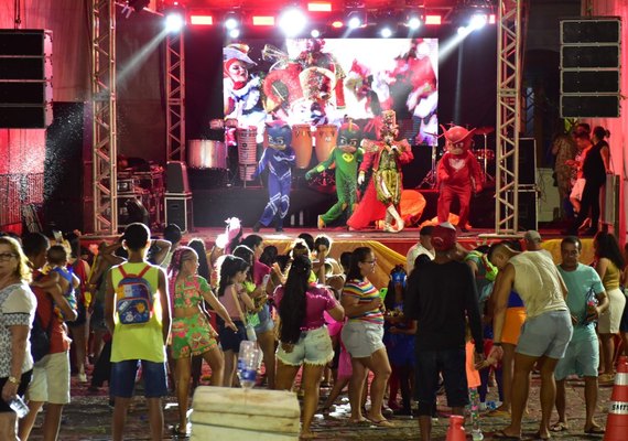 Criançada assume o comando da folia na abertura oficial