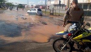 Tubulação de água rompe e causa desabastecimento na Zona Sul de Aracaju / Foto: Foto: SMTT/Aracaju