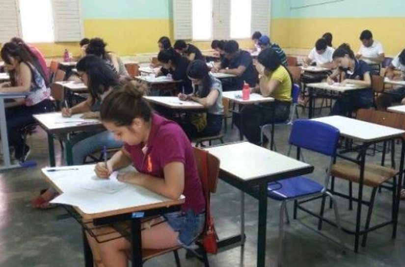 Estudantes participam de seleção para estágio na Uneal