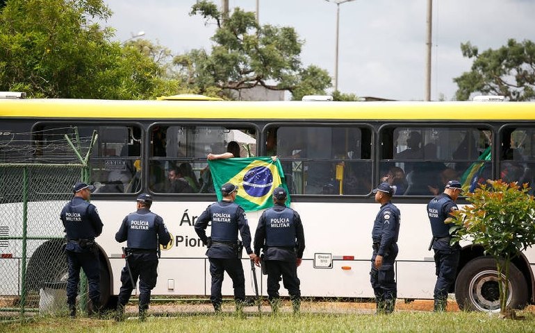 Golpistas presos são levados para Papuda e Colmeia; triagem tem vacina anticovid