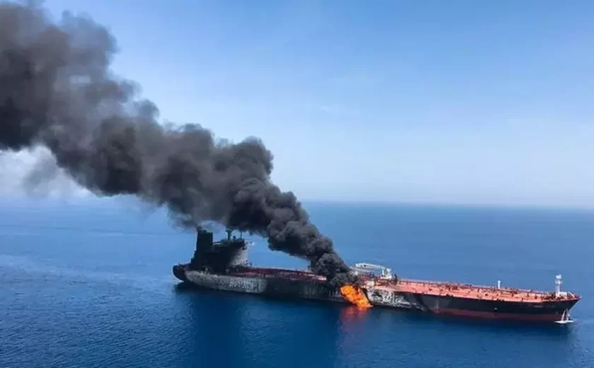 Vídeo mostra ataque contra navio perto do Estreito de Ormuz, em momento de tensões com Irã -