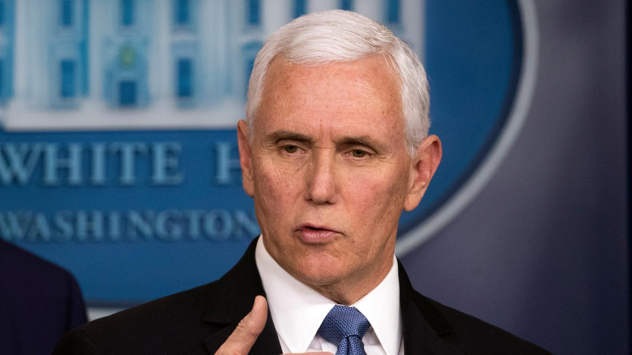 Pence pressiona por reabertura de escolas e promete desacelerar covid-19