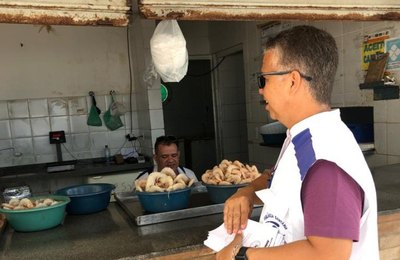 Vigilância Sanitária realiza ação educativa de combate à dengue, zika e chikungunya