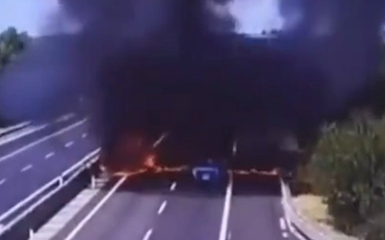 Itália: avião cai em meio a carros em rodovia e deixa dois mortos