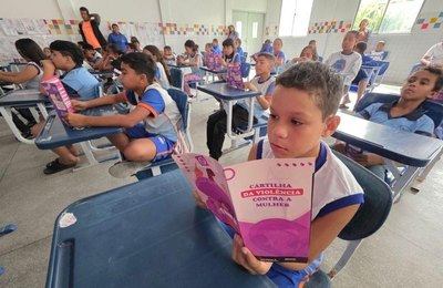 Ação da Prefeitura de Maceió leva conscientização sobre violência contra a mulher às escolas