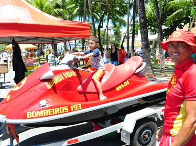 Bombeiros expõem viaturas e materiais na orla da Ponta Verde
