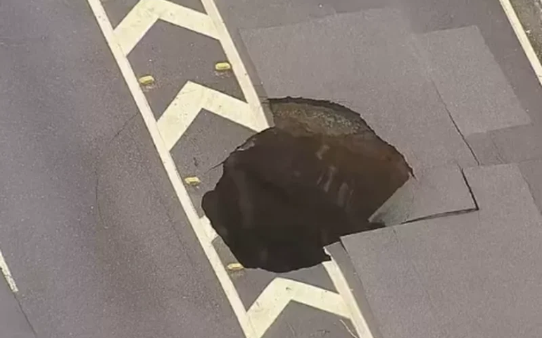Cratera na Marginal Tietê: asfalto cedeu 400 metros antes da Ponte Atílio Fontana