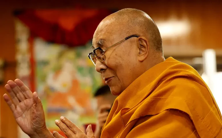 Dalai Lama completa 90 anos e confirma sucessor de fora da China