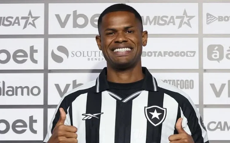 Botafogo apresenta Júnior Santos e Ferraresi para acalmar torcida após eliminação na Libertadores