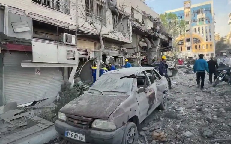 Imagens capturam as consequências dos ataques israelenses em rua residencial de Teerã