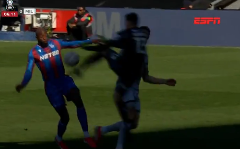 Atacante leva 'voadora' na cabeça e sai de campo de maca na Copa da Inglaterra