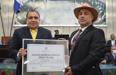Parlamento da ALE homenageia presidente da Conafer com a Comenda Otávio Brandão