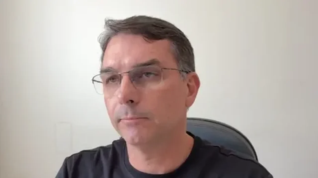 Flávio critica decisão de Moraes que prendeu Bolsonaro, reclama de cobranças sobre sucessor em 2026 e insiste em convocar vigília