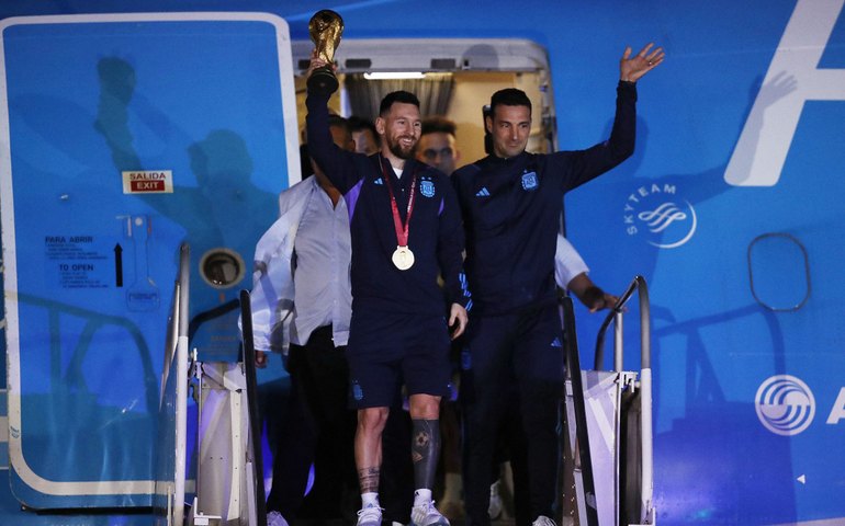 Seleção argentina desembarca em Buenos Aires com taça nas mãos e festa da torcida