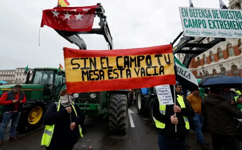 Agricultores protestam com tratores no centro de Madri e pressionam governo por mudanças no setor