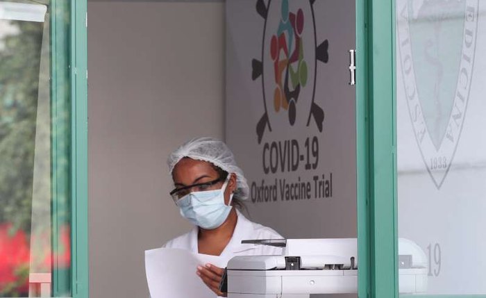 Funcionária no local onde são realizados os testes com potencial vacina contra Covid-19 da AstraZeneca em São Paulo