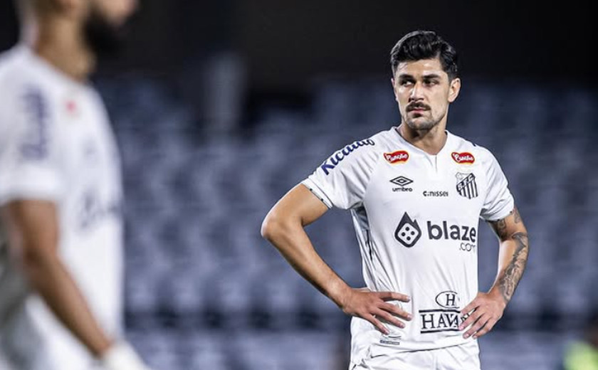 João Basso sofre lesão muscular e deve desfalcar Santos contra o Juventude