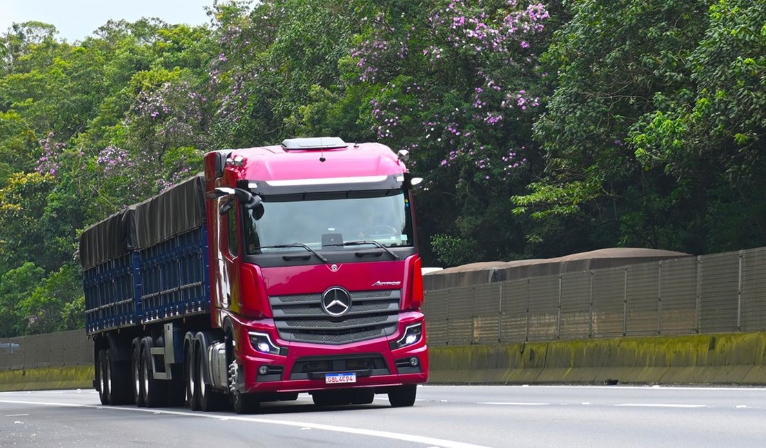 Lugar de mulher é...no Actros 2653 6x4 com 530 cavalos de potência