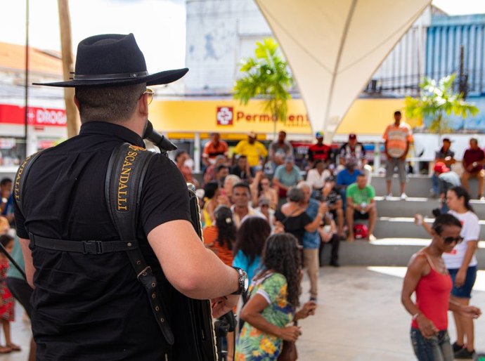 Sirano e Sirino e artistas da terra marcam reabertura do Cultura na Praça em Arapiraca