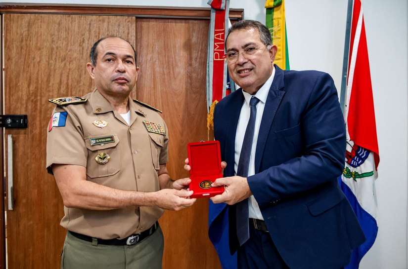 Advogado Adeilson Bezerra recebe Medalha Floriano Peixoto em homenagem da Polícia Militar de Alagoas