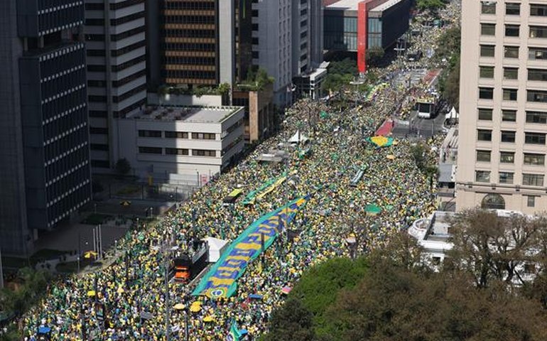 Pauta antidemocrática ocupa Paulista