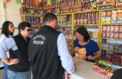 Procon Maceió fiscaliza pontos de venda de fogos de artifício