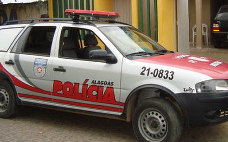 Homem é executado dentro de carro e mulher fica ferida em  Marechal Deodoro