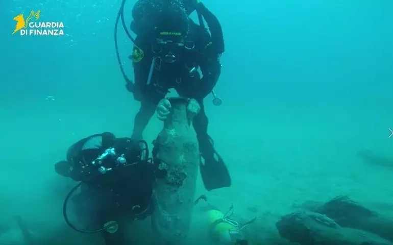Antigo navio romano carregado de ânforas é descoberto na costa da Itália