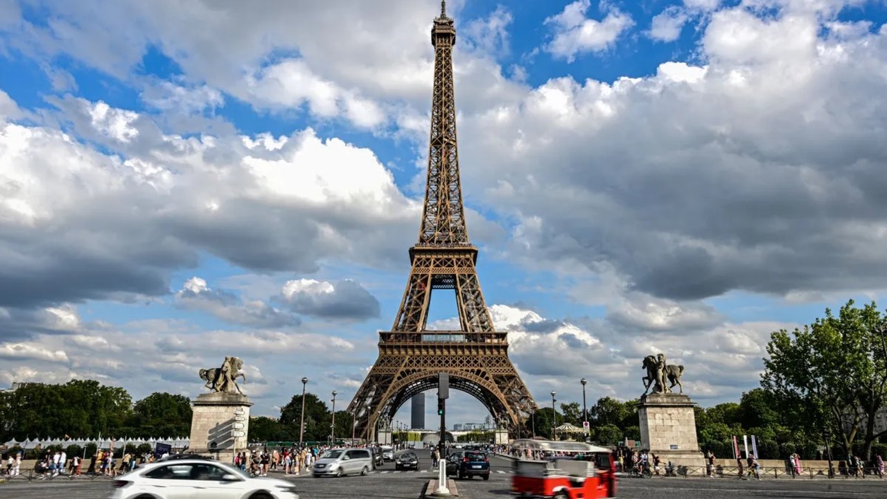 Homem é preso em Paris após saltar de paraquedas da Torre Eiffel