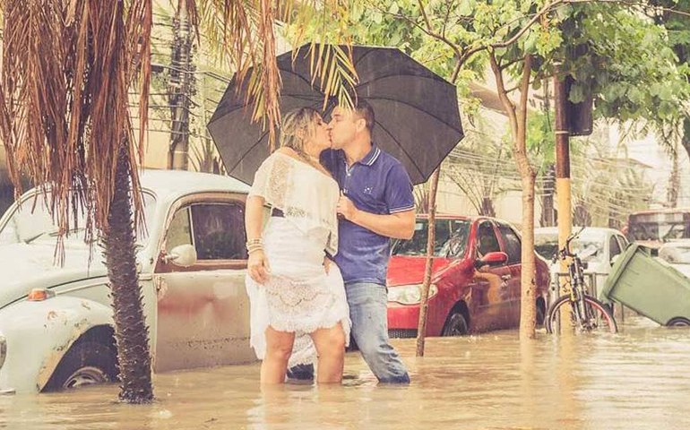 Casal faz ensaio fotográfico em alagamento de Niterói