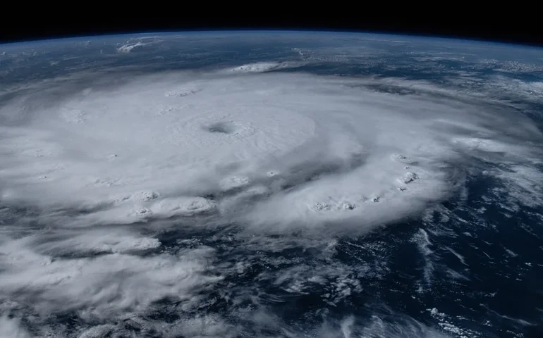 Furacão e tempestade tropical ameaçam países no Caribe