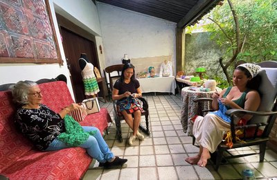 No Dia Internacional do Crochê, artesãs alagoanas tecem coleção 'No Balanço do Mar'
