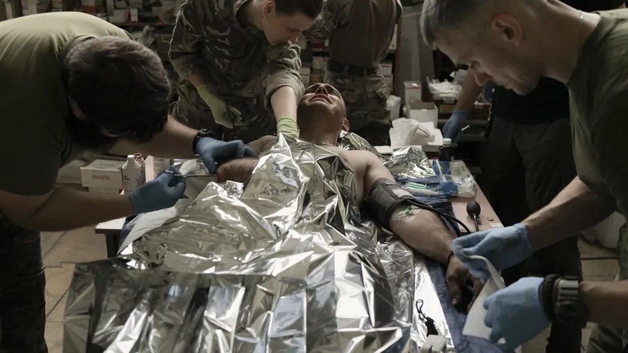 Sob fogo da artilharia russa e com equipe reduzida: a luta dos médicos para salvar os feridos da guerra na Ucrânia