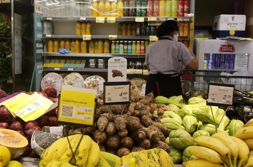 Contratos de trabalho por hora em supermercados aumentam precarização