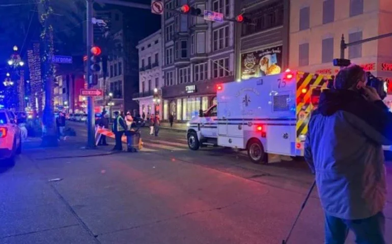 Prefeita de Nova Orleans chama atropelamento de 'ataque terrorista'; FBI investiga bomba
